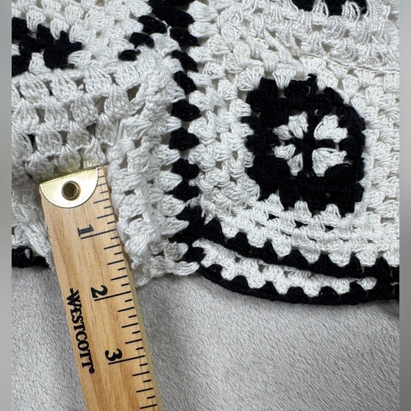 Urban Outfitters Granny Square Crochet Black White Boho Shorts Size Large - Picture 9 of 16